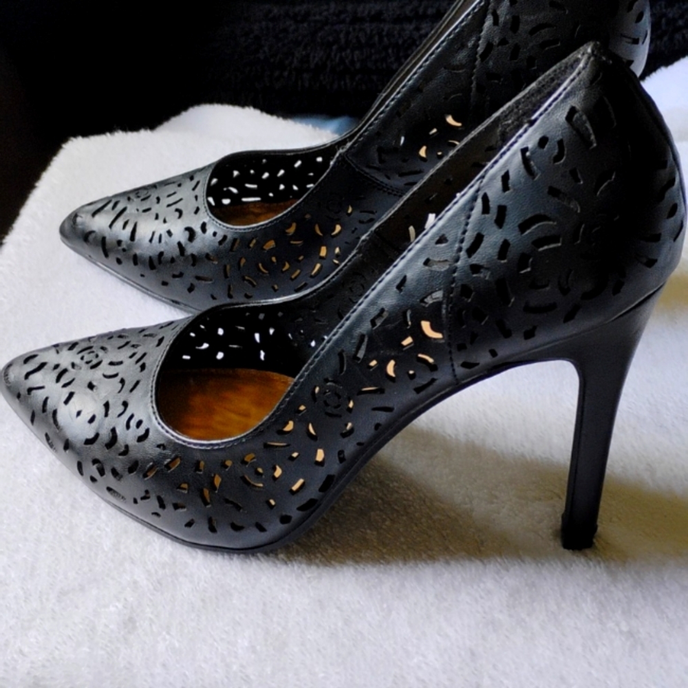 Report -high heels - Lazer cutout -black shoes Size 7- NEW- man made material